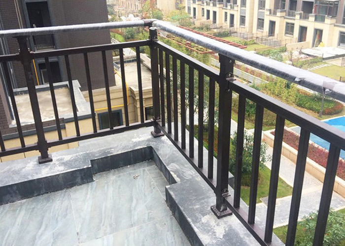 龙南商业楼盘小区锌钢阳台护栏工程案例
