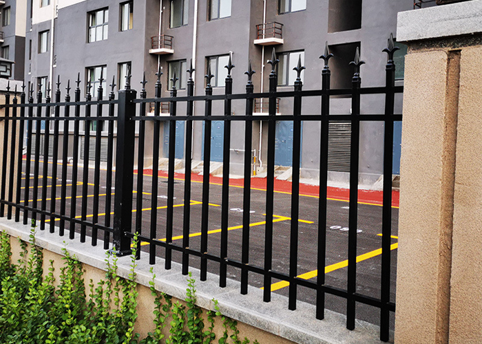 龙南小区锌钢围栏护栏工程案例