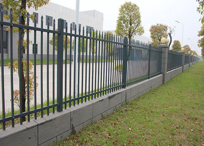 龙南工厂厂区锌钢围墙护栏工程案例
